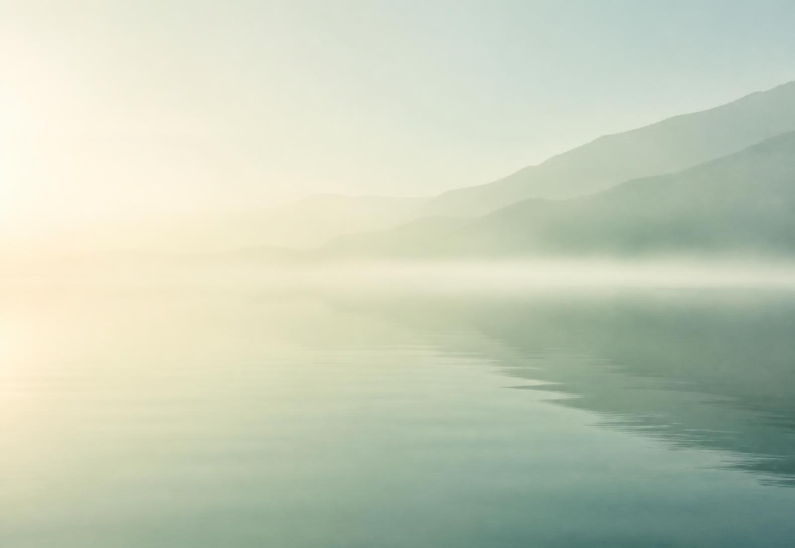 Rustig ochtendlicht boven stil water